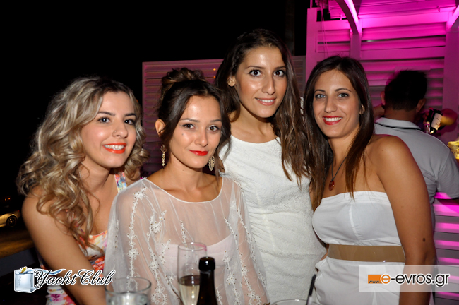 Closing night με χαμόγελα για το Yacht Club, στο λιμάνι.