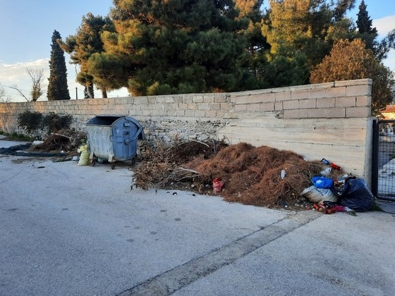 Η εικόνα έξω από τα νεκροταφεία της Μάκρης