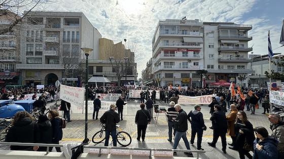 Απεργιακή κινητοποίηση στην Αλεξανδρούπολη για τα 57 θύματα της τραγωδίας των Τεμπών (video)