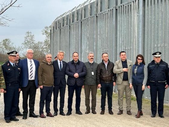 Η αποστολή παρακολούθησε στο πεδίο την πορεία των εργασιών κατασκευής του φράχτη