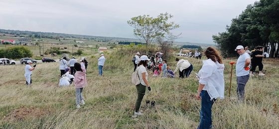 Περισσότερα από 200 δενδρύλλια από σφενδάμια, πλατάνια και σοφόρες φυτεύτηκαν με τη συμμετοχή μαθητών, γονέων και εθελοντών.