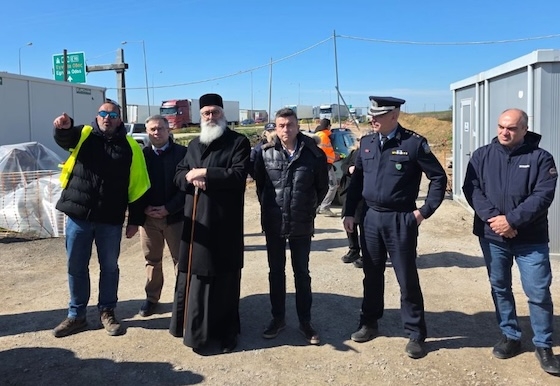 Ο κ. Γαλαμάτης συναντήθηκε με τον Γενικό Αστυνομικό Διευθυντή Αλεξανδρούπολης, Χρήστο Αξή και τον μητροπολίτη Αλεξανδρούπολης Άνθιμο και μαζί επισκέφθηκαν τον Συνοριακό Σταθμό των Κήπων
