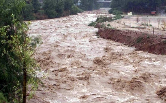 Οι υπάλληλοι του Δήμου και τα μηχανήματα δεν επαρκούν για την αποκατάσταση των ζημιών που έχουν υποστεί οι αγροτικοί δρόμοι.