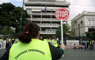 Παραμένει άγνωστο για τους 30 περίπου σχολικούς τροχονόμους πότε θα εξοφληθούν τα δεδουλευμένα τους από τις 8 Ιανουαρίου.