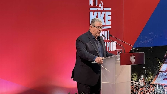 Στην ασφυκτικά γεμάτη Αποθήκη 1 στο λιμάνι της Αλεξανδρούπολης μίλησε ο ΓΓ της ΚΕ του ΚΚΕ Δημήτρης Κουτσούμπας. Στην ασφυκτικά γεμάτη Αποθήκη 1 στο λιμάνι της Αλεξανδρούπολης μίλησε ο ΓΓ της ΚΕ του ΚΚΕ Δημήτρης Κουτσούμπας.