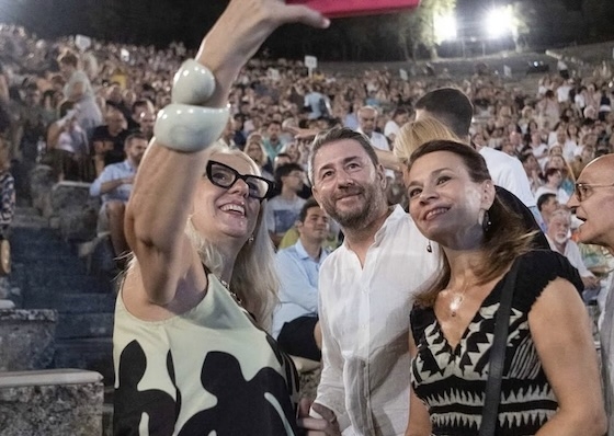 Ο Πρόεδρος του ΠΑΣΟΚ-Κινήματος Αλλαγής, Νίκος Ανδρουλάκης, μαζί με τον γιο του, Μαρίνο, παρακολούθησαν το βράδυ της Παρασκευής την παράσταση "Ίων".