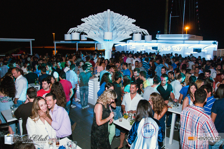 Υπέροχες καλοκαιρινές στιγμές στο Yacht club, στο λιμάνι.