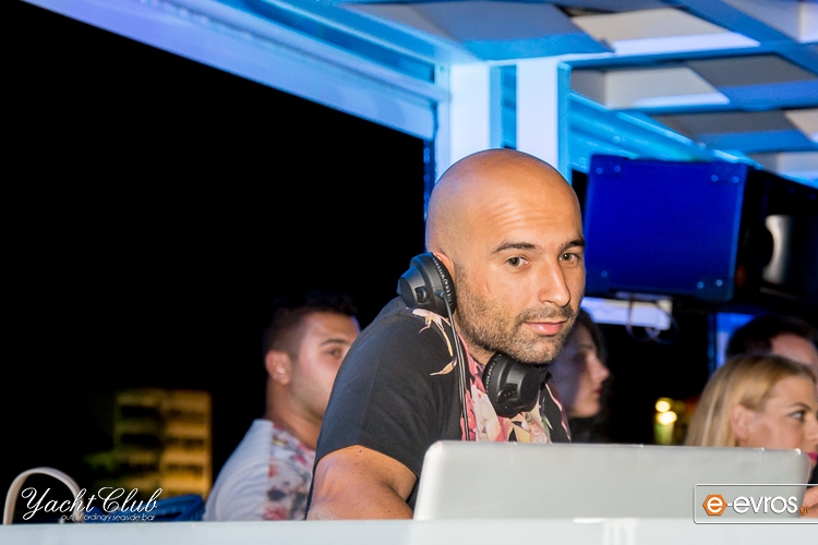 Ο άπαιχτος DJ Tsisma στα decks του Yacht Club.