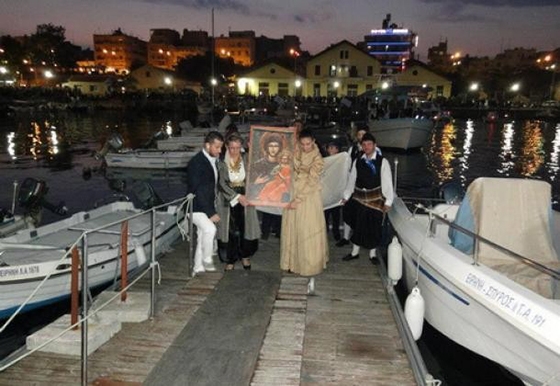 Αναπαράσταση της δια θαλάσσης έλευσης της εικόνας της Παναγίας της Τριφώτισσας στο λιμάνι Αλεξ/πολης.