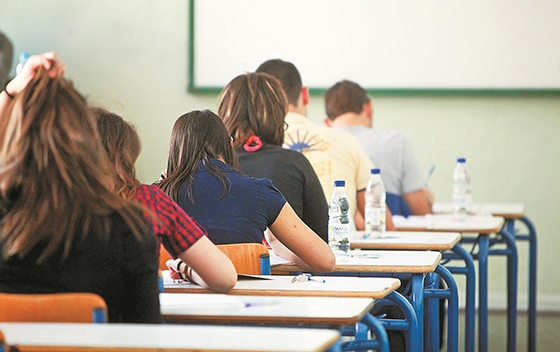 "Σταδιακά θα υπάρξουν οι αλλαγές στις εξετάσεις, δεν γίνεται να γίνει με φιρμάνι", είπε ο Υπ. Παιδείας