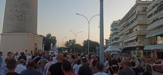 Κόσμος συγκετρνώθηκε στη πλατεία του φάρου για να διαμαρτυρηθεί για τον υποχρεωτικό εμβολιασμό.