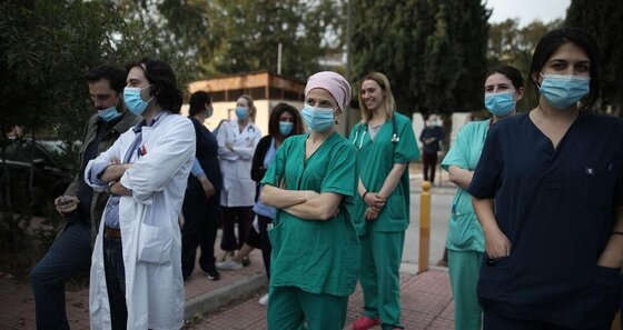 «Πόλεμος» μεταξύ υγειονομικών